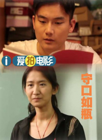男生和女生在房间里一起生猴子